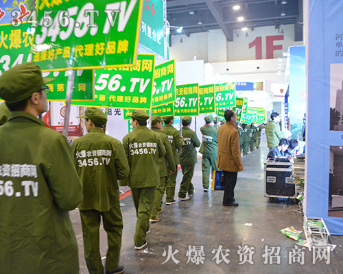 會場上吸引人的綠色軍裝宣傳隊伍