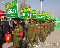 高大可愛的卡通氣模寶寶隊伍，是那么的顯眼