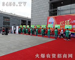 不怕苦不怕累，風(fēng)逆我自昂揚(yáng)